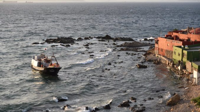 Pesquero marroquí encalla en la costa de Ceuta